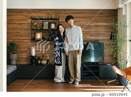 カップル 夫婦 新生活 60910945