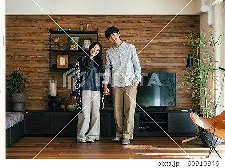 カップル 夫婦 新生活 60910946