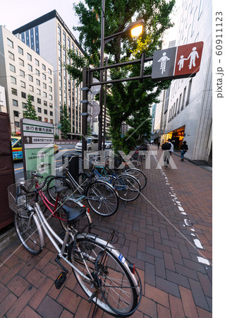日本の東京都市景観 みんなでやれば怖くない!!-東銀座駅周辺の放置自転車 日本の東京都市景観 みんなでやれば怖くない!!-東銀座駅周辺の放置自転車 60911123