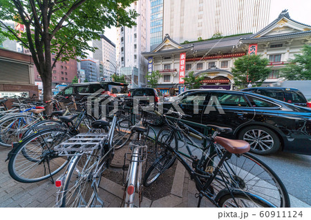 日本の東京都市景観 みんなでやれば怖くない！！－東銀座駅・歌舞伎座前の放置自転車 60911124