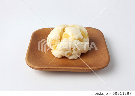 鬼まんじゅう 木の皿 白背景 60911297