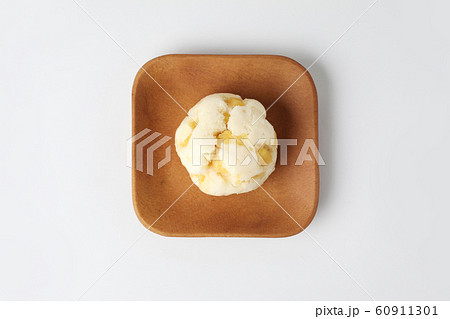 鬼まんじゅう 木の皿 白背景 鬼まんじゅう 木の皿 白背景 60911301