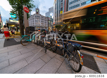 日本の東京都市景観 東京・銀座の放置自転車 60911638