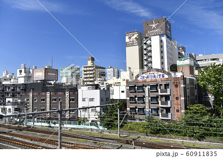 日本の東京都市景観　鶯谷駅前のホテル街などを望む 60911835