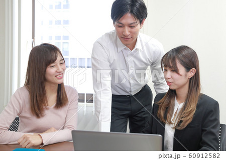 ビジネスウーマン_打ち合わせ 60912582