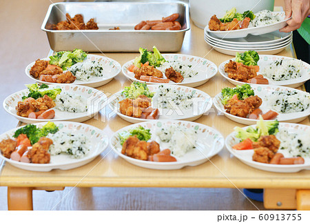 給食　イメージ素材　食育　学校給食　唐揚げプレート 60913755