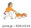犬の散歩をする飼い主 60914316