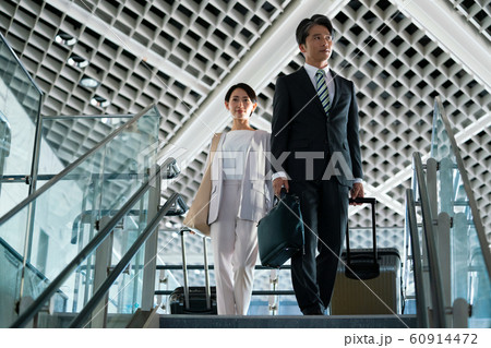 ビジネス　出張　空港　旅行　歩く 60914472