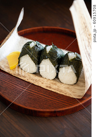 竹皮に包んだおにぎり 60915708
