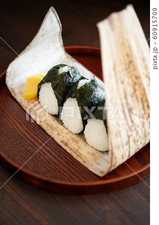 竹皮に包んだおにぎり 60915709