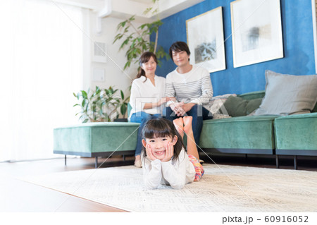 家族、親子、仲良し、家族団らん 60916052