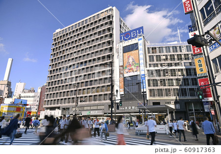 日本の東京都市景観　池袋駅（西口）などを望む 60917363