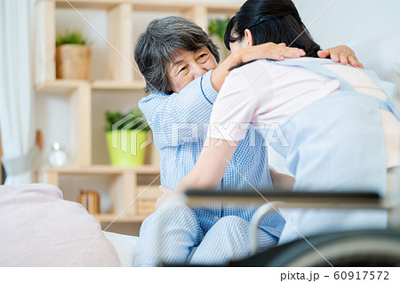 介護イメージ 移乗 介助シーン 老人 風邪 病気 介護イメージ 移乗 介助シーン 老人 風邪 病気 60917572