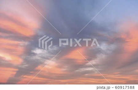 日本の雲風景・オレンジ色に染まる空 日本の雲風景・オレンジ色に染まる空 60917588