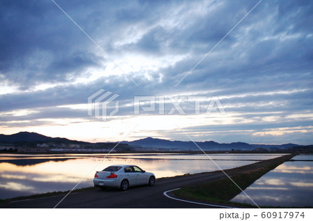 水面に空の雲と晴れ間が映る田園風景 水面に空の雲と晴れ間が映る田園風景 60917974