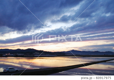 水面に空の雲と晴れ間が映る田園風景 水面に空の雲と晴れ間が映る田園風景 60917975
