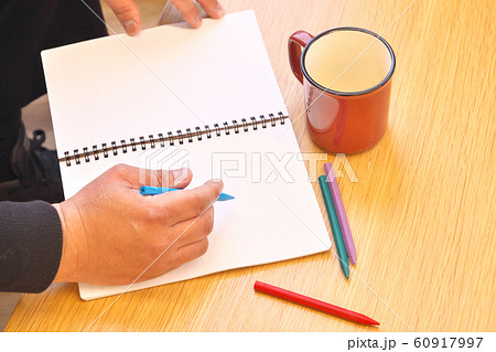 メモを録る手 メモを録る手 60917997