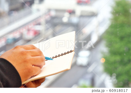 メモを録る手 60918017