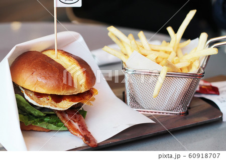 ハンバーガー フライドポテト おいしい 60918707