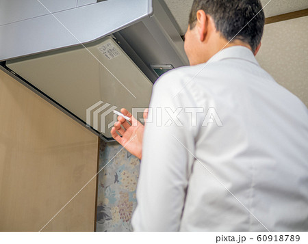 家庭内唯一の喫煙場所　台所換気扇下 60918789