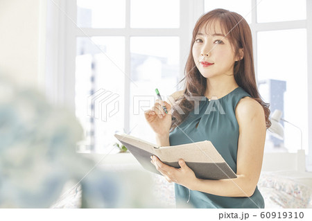 若い女性 女性 女 60919310