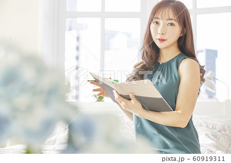 若い女性 女性 女 60919311