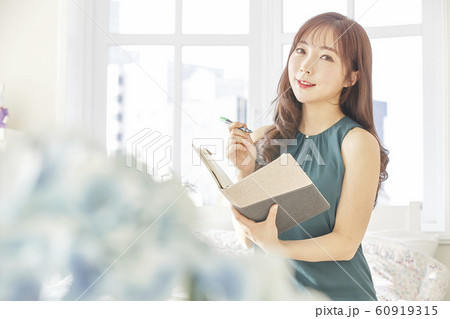若い女性 女性 女 60919315