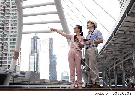 Senior Asian couple pointing to interesting spots 60920208
