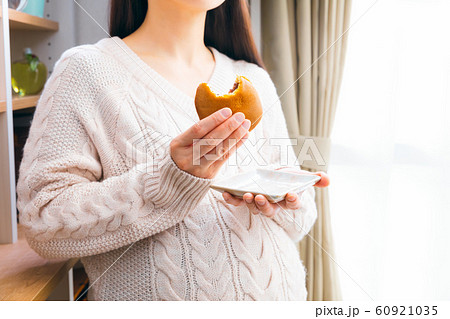 どら焼きを食べる妊婦 どら焼きを食べる妊婦 60921035