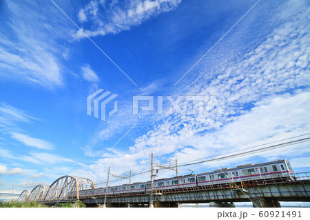 秋雲と荒川橋梁を渡る3700形京成電車 60921491