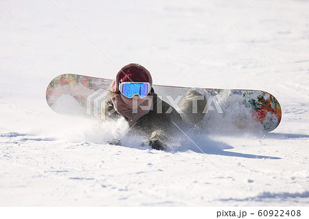 転倒する女性スノーボーダーの写真素材