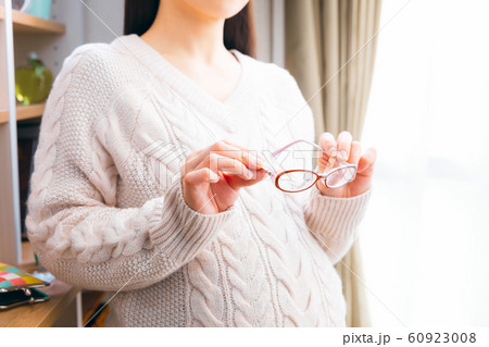 メガネを持つ妊婦 かける 外す 60923008