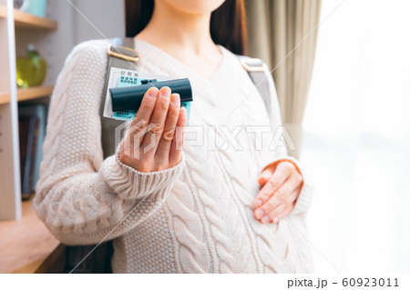 保険証 診察券 印鑑を持ち出かける妊婦 60923011