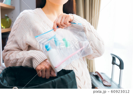 洗面グッズを準備する妊婦 入院生活 60923012