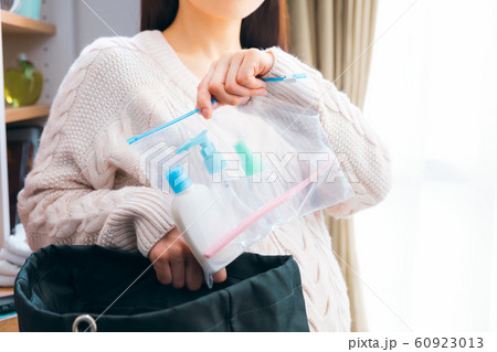 洗面グッズを準備する妊婦 入院生活 60923013