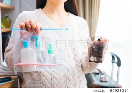 洗面グッズを準備する妊婦 入院生活 60923014