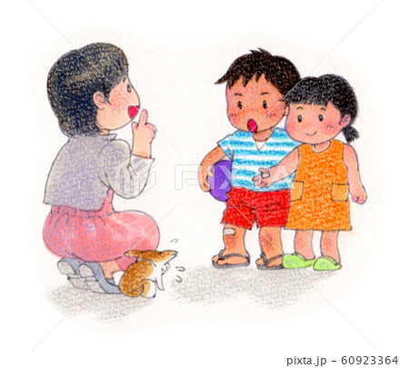 子どもに注意をしている女性 60923364