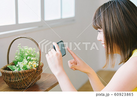 スマホで写真を撮る女性 60923865