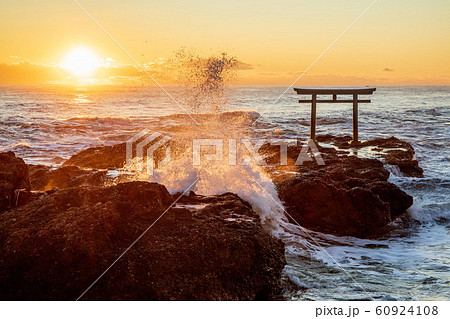 冬の神磯の鳥居 60924108