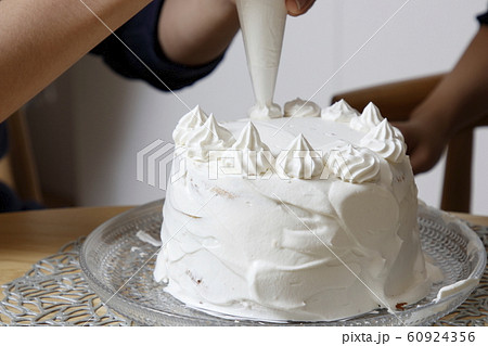 ケーキ作り 子供の写真素材