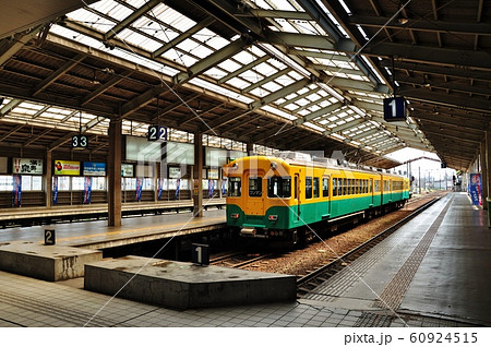 富山地方鉄道本線、電鉄富山駅に停車中の普通列車（10030形） 60924515