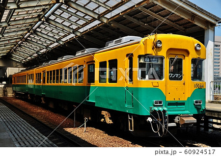 富山地方鉄道本線、電鉄富山駅に停車中の普通列車(10030形) 富山地方鉄道本線、電鉄富山駅に停車中の普通列車(10030形) 60924517