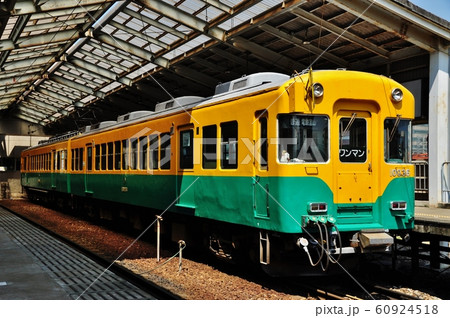富山地方鉄道本線、電鉄富山駅に停車中の普通列車（10030形） 60924518