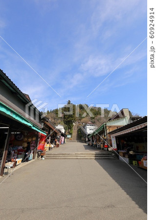 福島　会津若松　飯盛山入口の土産物店 60924914