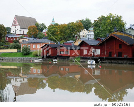 フィンランドの古い街並み　ポルヴォーの赤い木造建築 60925162