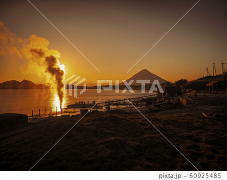 【鹿児島】薩摩富士 開聞岳の夕暮れ 60925485