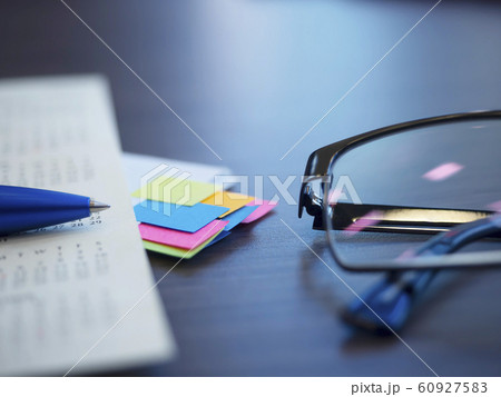 ビジネスイメージ・カレンダー・メガネ・書類 60927583