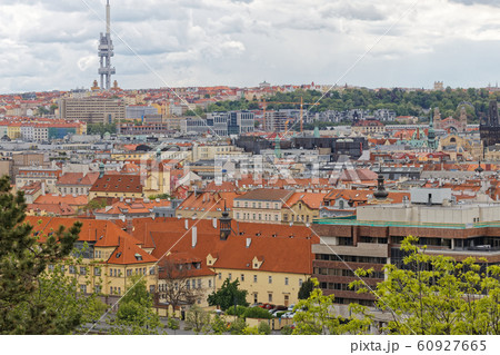 プラハの街並み　巨大メトロノームから 60927665