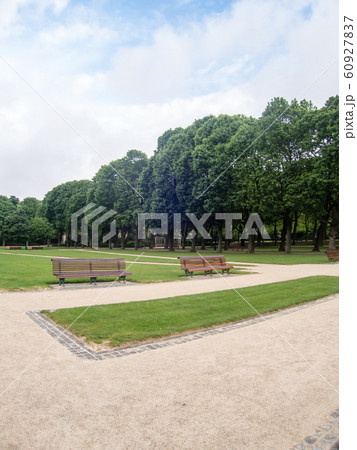 人気のないブラッセルの公園に並ぶ木製のベンチ 人気のないブラッセルの公園に並ぶ木製のベンチ 60927837