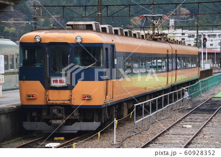 駅に停車中の大井川鐵道16000系 60928352